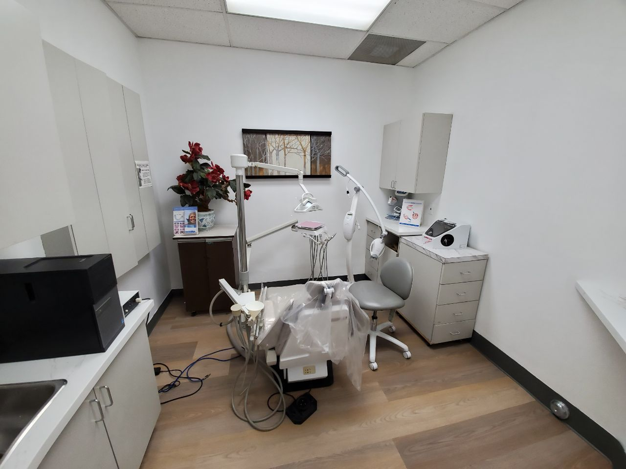 An image of a dental office in Tarzana, CA