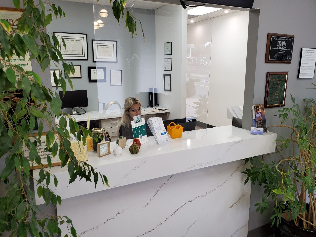 An image of Dr. Robert Khanian’s dental office in Tarzana, California