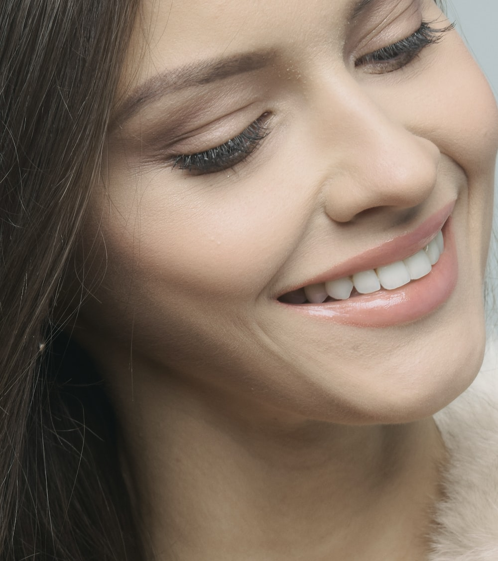 An image showing a woman with a beautiful, balanced smile