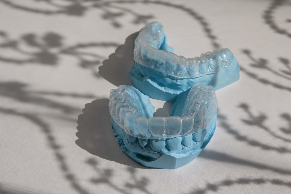 An image showing an artificial jaw with Invisalign